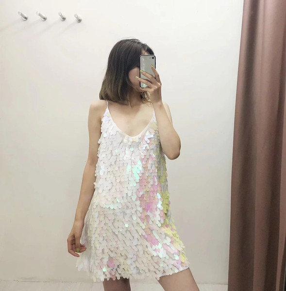 Модерна дамска къса рокля с пайети и тънки презрамки в светъл цвят