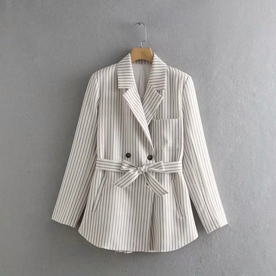 Раирано дамско сако с джобове и колан в бял цвят