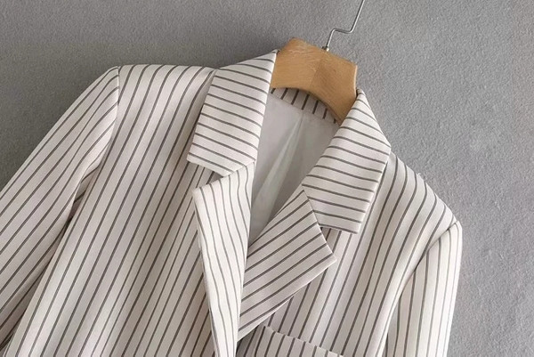 Geaca de dama in dungi cu buzunare si curea alb