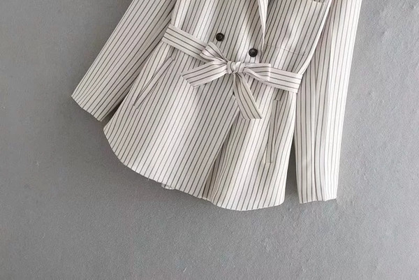 Geaca de dama in dungi cu buzunare si curea alb