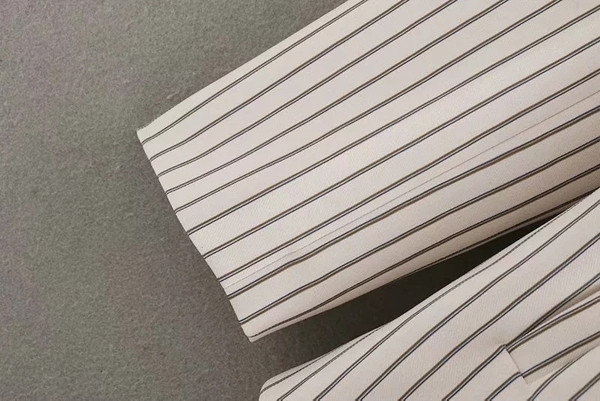 Geaca de dama in dungi cu buzunare si curea alb