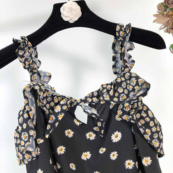 Maieu de damă cu bretele subțiri și decolteu