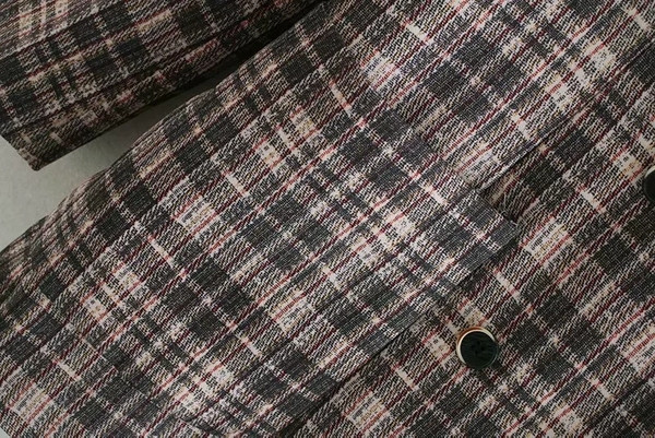 Geaca dama in carouri cu buzunare si inchidere dubla