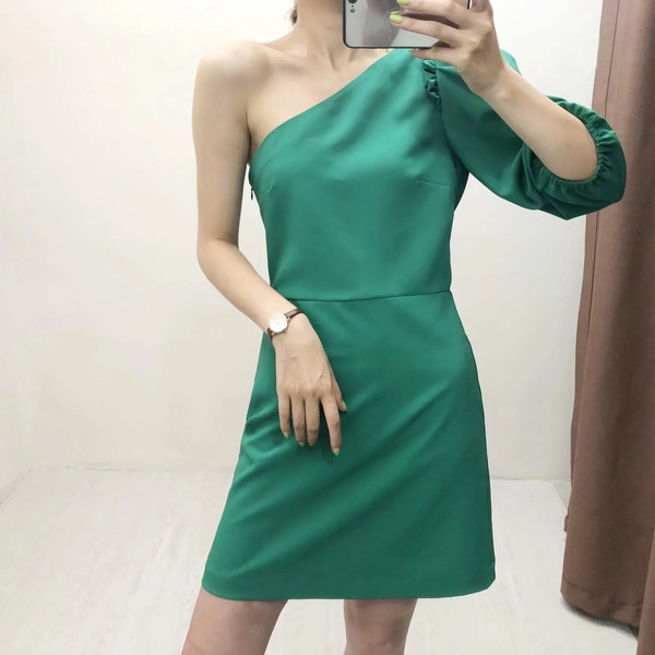 Rochie scurta de dama eleganta cu o maneca de culoare verde