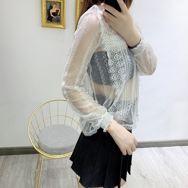 Bluză de damă din dantelă cu mâneci lungi de culoare albă