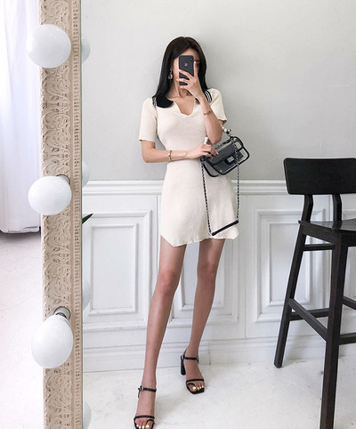 Дамска ежедневна рокля с къс ръкав в бежов цвят