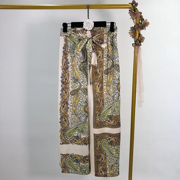 Pantaloni largi și lungi de damă cu o legătură în talie cu model cu model