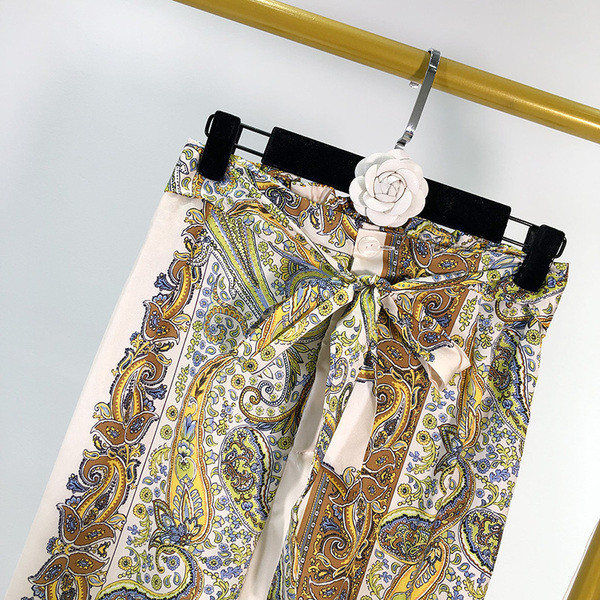 Pantaloni largi și lungi de damă cu o legătură în talie cu model cu model