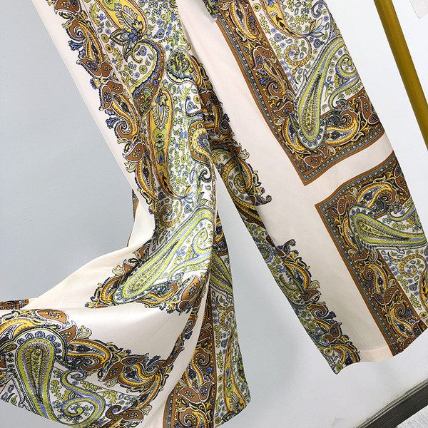 Pantaloni largi și lungi de damă cu o legătură în talie cu model cu model