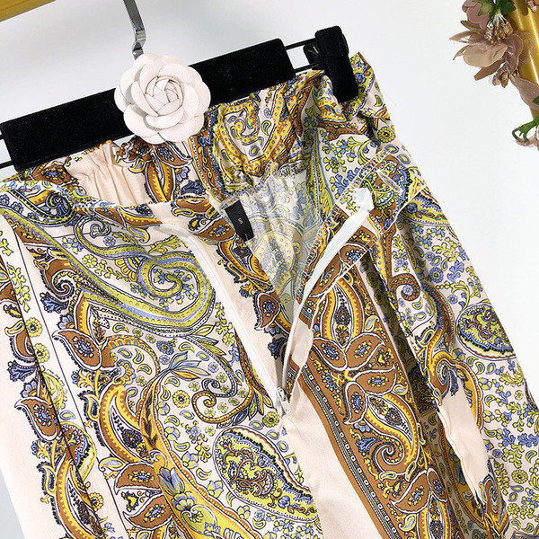 Pantaloni largi și lungi de damă cu o legătură în talie cu model cu model