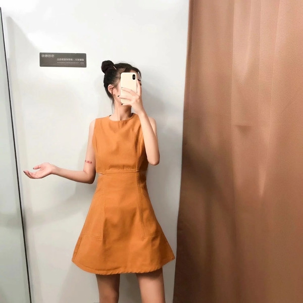 Rochie actuală de damă cu părți decupate ale taliei de culoare galbenă