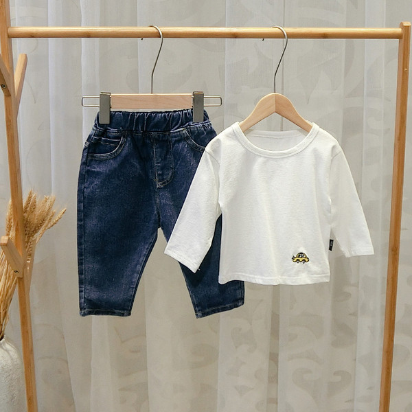 Modern gyerekfarmer fiúknak kék színű zsebekkel