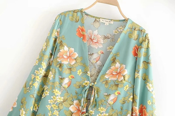 Cămașă modernă de damă cu cravate și motive florale în albastru