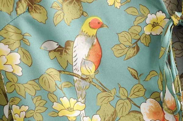 Cămașă modernă de damă cu cravate și motive florale în albastru