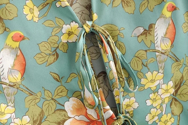 Cămașă modernă de damă cu cravate și motive florale în albastru