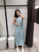 Rochie lunga de dama cu bretele subtiri si paiete de culoare deschisa