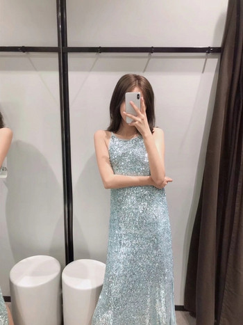 Rochie lunga de dama cu bretele subtiri si paiete de culoare deschisa