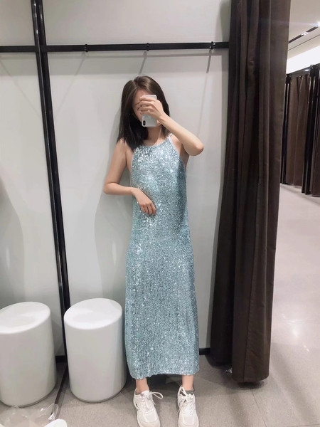 Rochie lunga de dama cu bretele subtiri si paiete de culoare deschisa