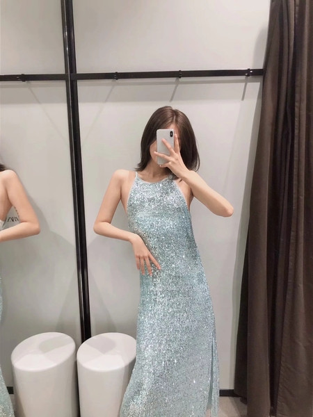 Rochie lunga de dama cu bretele subtiri si paiete de culoare deschisa