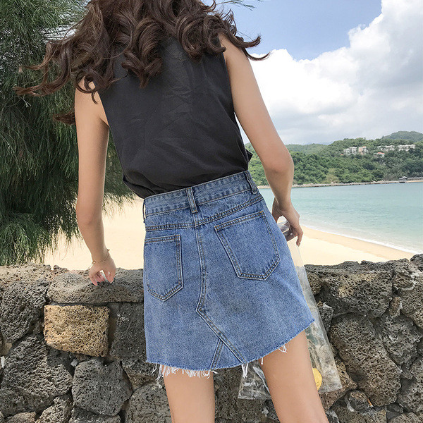 Fusta de damă modernă asimetrică din denim cu nasturi