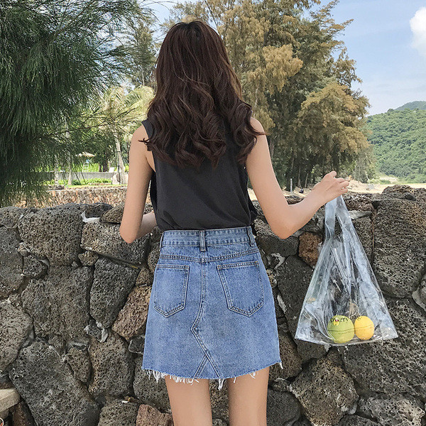 Fusta de damă modernă asimetrică din denim cu nasturi