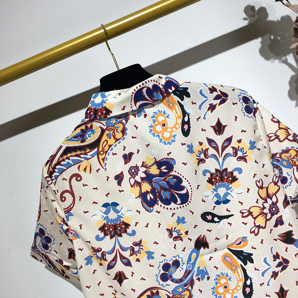 Cămașă de damă cu mâneci scurte și buzunare cu model cu model