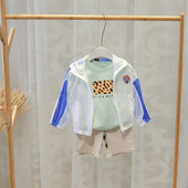 Jachetă modernă pentru copii pentru băieți cu glugă în alb