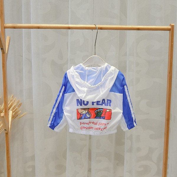 Jachetă modernă pentru copii pentru băieți cu glugă în alb