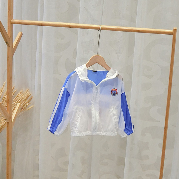 Jachetă modernă pentru copii pentru băieți cu glugă în alb