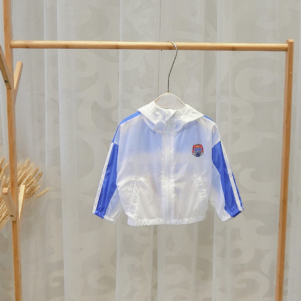 Jachetă modernă pentru copii pentru băieți cu glugă în alb