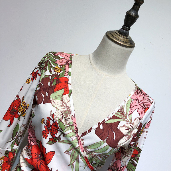 Bluză de damă cu mâneci lotus și legături în talie cu model floral