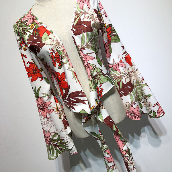 Bluză de damă cu mâneci lotus și legături în talie cu model floral