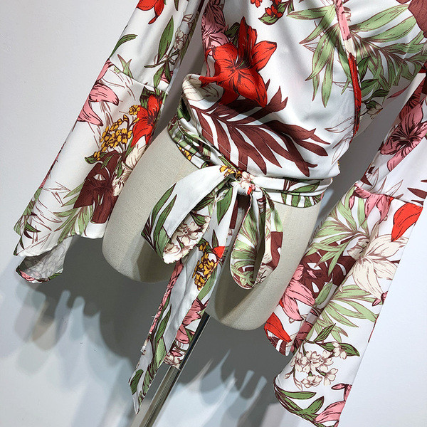 Bluză de damă cu mâneci lotus și legături în talie cu model floral