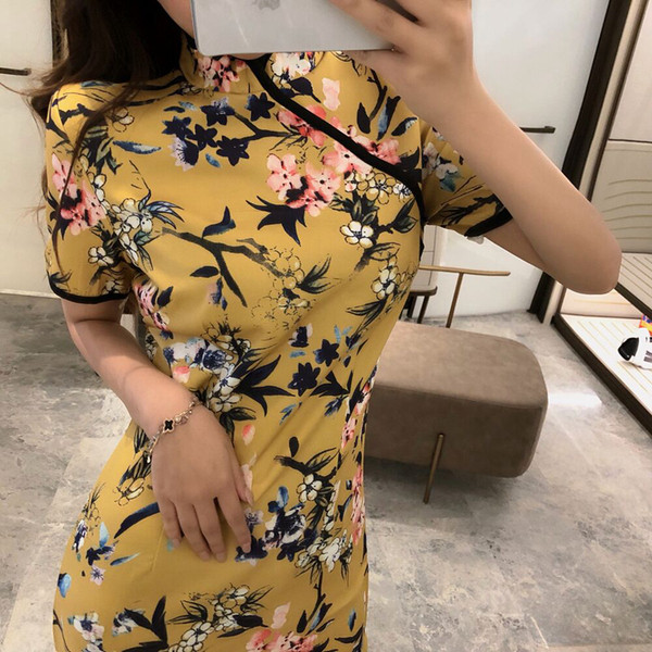 Rochie de dama cu model floral si maneci scurte