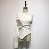 Bluză de damă modernă cu umăr gol și mâneci lungi în alb