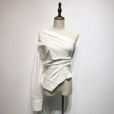 Bluză de damă modernă cu umăr gol și mâneci lungi în alb