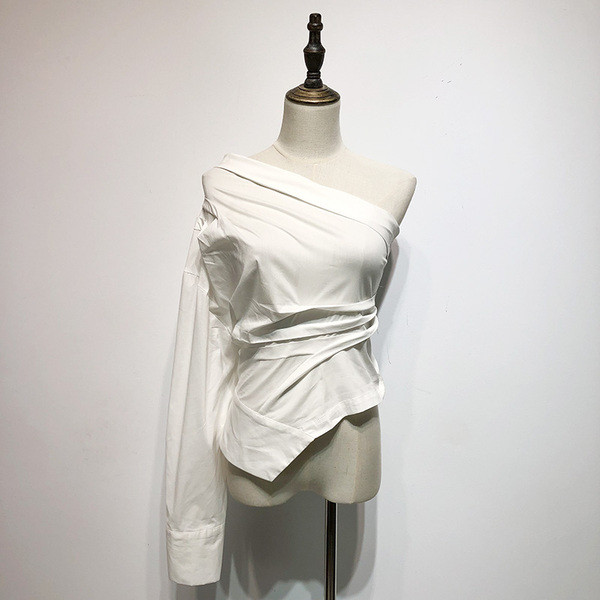 Bluză de damă modernă cu umăr gol și mâneci lungi în alb