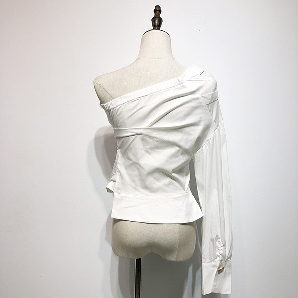 Bluză de damă modernă cu umăr gol și mâneci lungi în alb