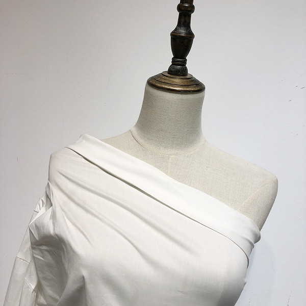 Bluză de damă modernă cu umăr gol și mâneci lungi în alb