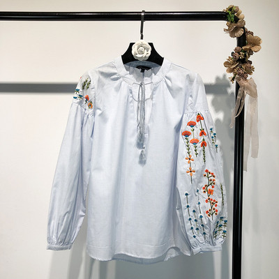 Bluză de damă cu mâneci lungi și broderie în albastru