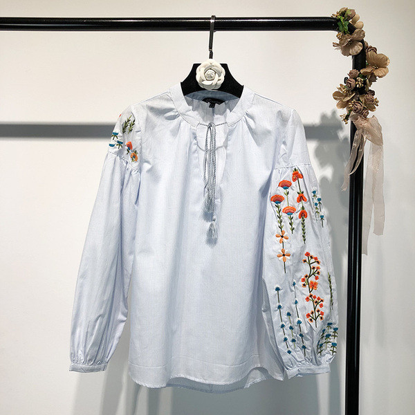 Bluză de damă cu mâneci lungi și broderie în albastru