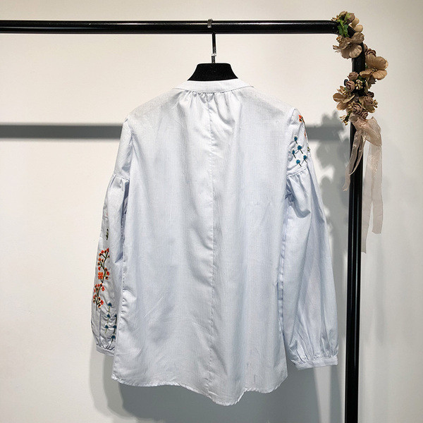 Bluză de damă cu mâneci lungi și broderie în albastru