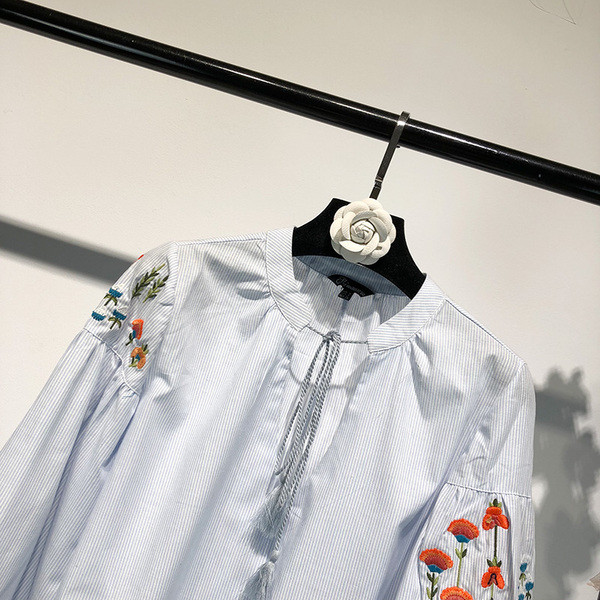 Bluză de damă cu mâneci lungi și broderie în albastru