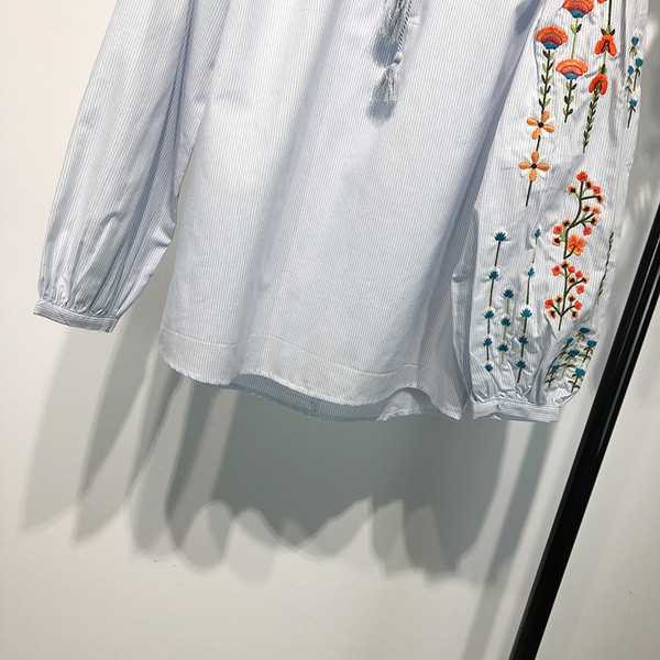 Bluză de damă cu mâneci lungi și broderie în albastru