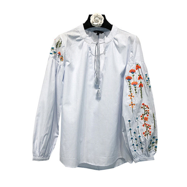 Bluză de damă cu mâneci lungi și broderie în albastru