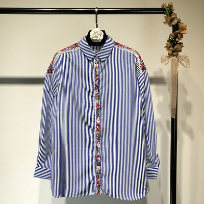 Cămașă de damă în dungi cu mâneci lungi în albastru cu broderie