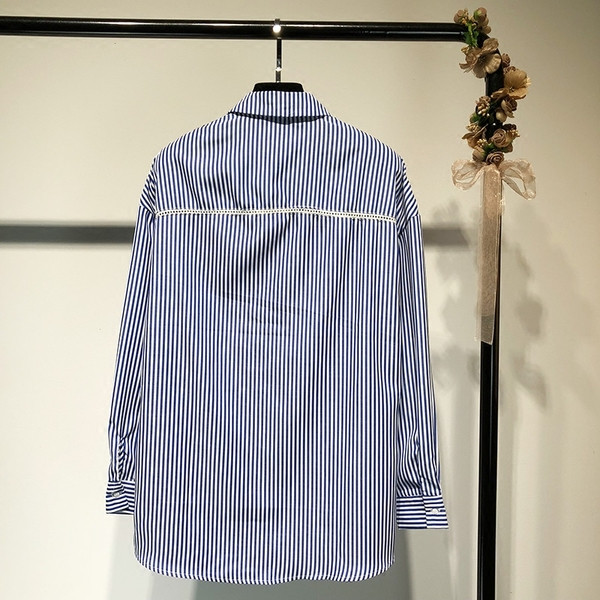 Cămașă de damă în dungi cu mâneci lungi în albastru cu broderie