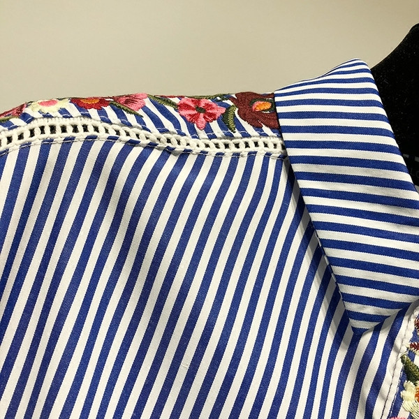 Cămașă de damă în dungi cu mâneci lungi în albastru cu broderie