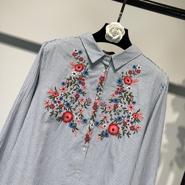 Cămașă de damă în dungi cu broderie