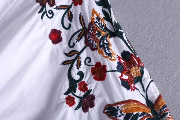 Cămașă modernă de damă în alb cu broderie